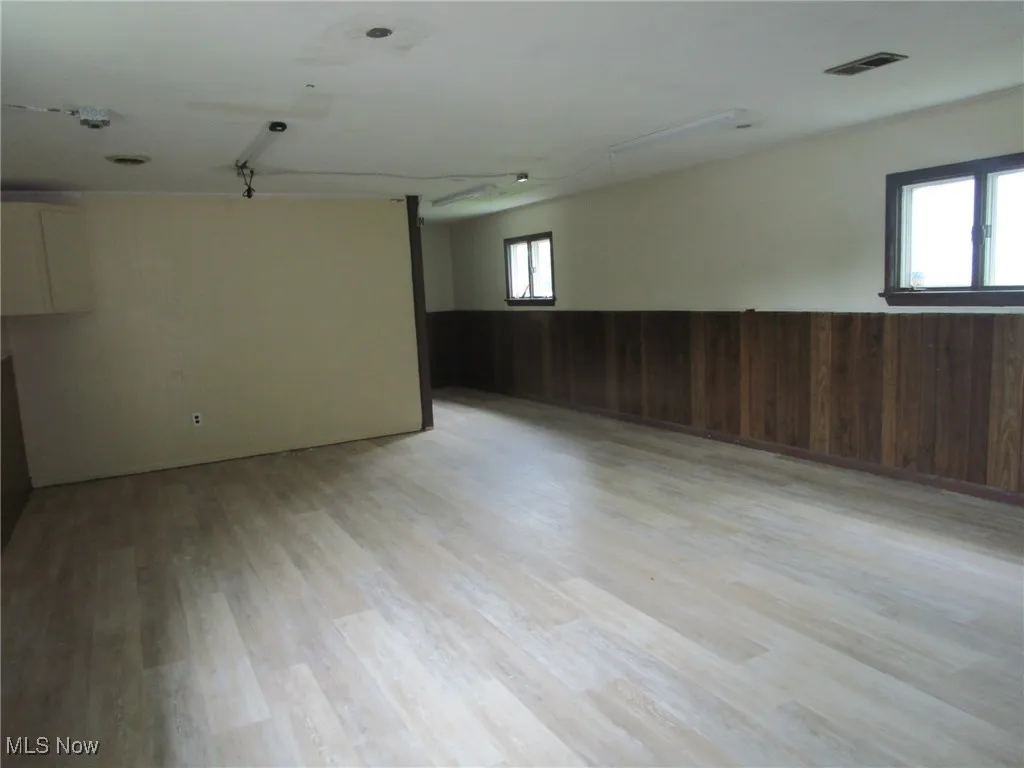 Large 21x16 show room in commercial building