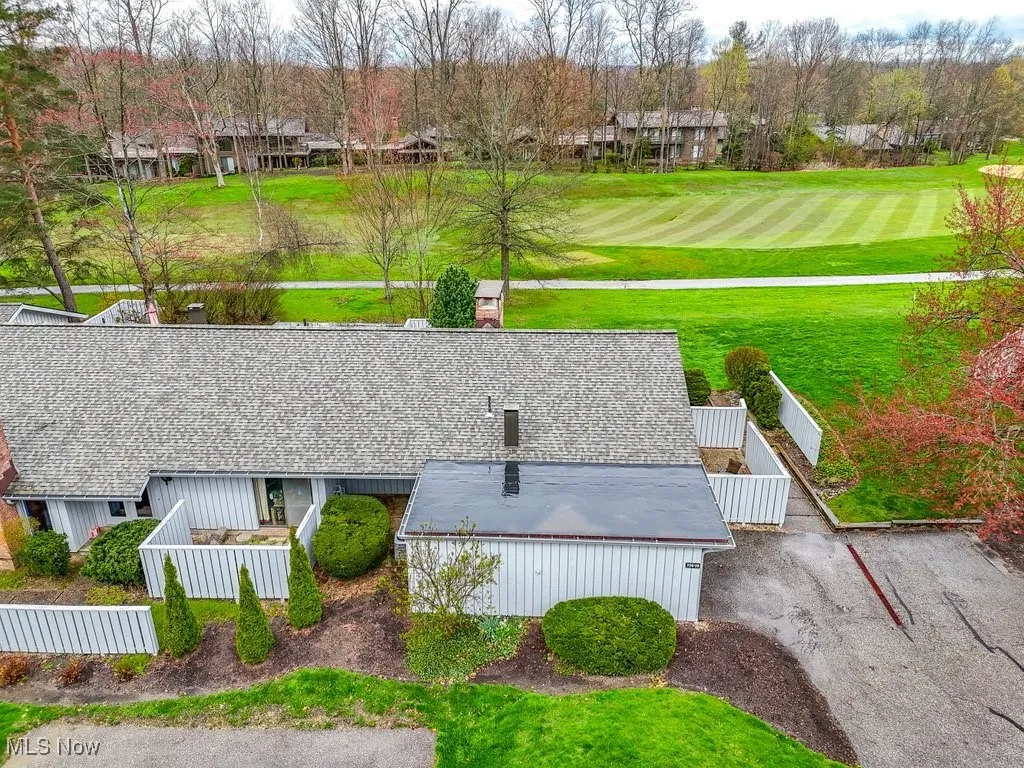 Birds eye view of property featuring golf course view