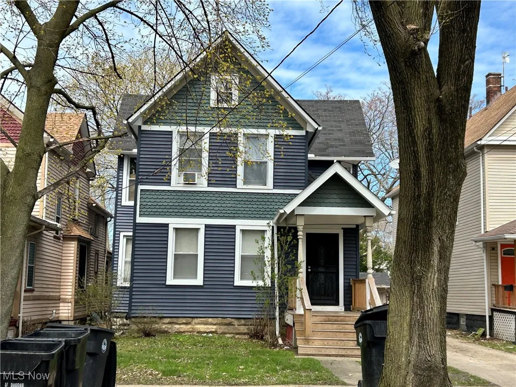 View of front of house with roof with shingles