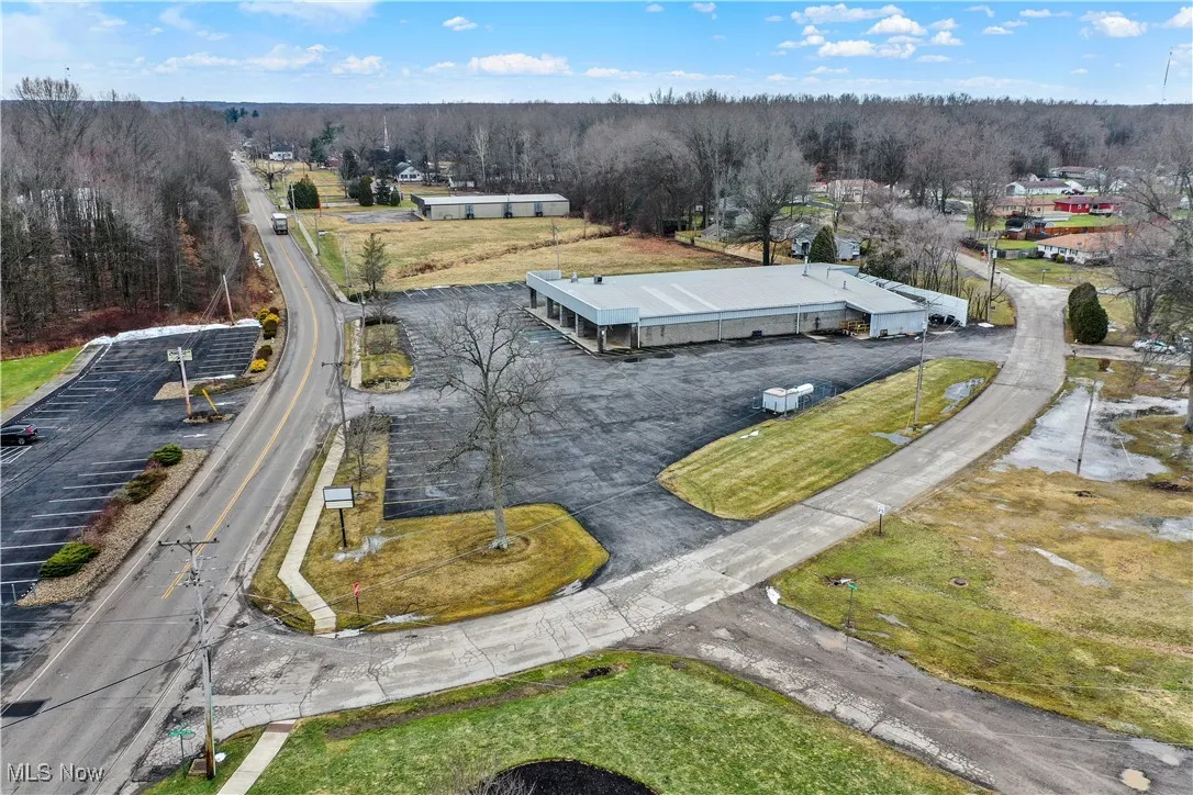 Birds eye view of property featuring a forest view