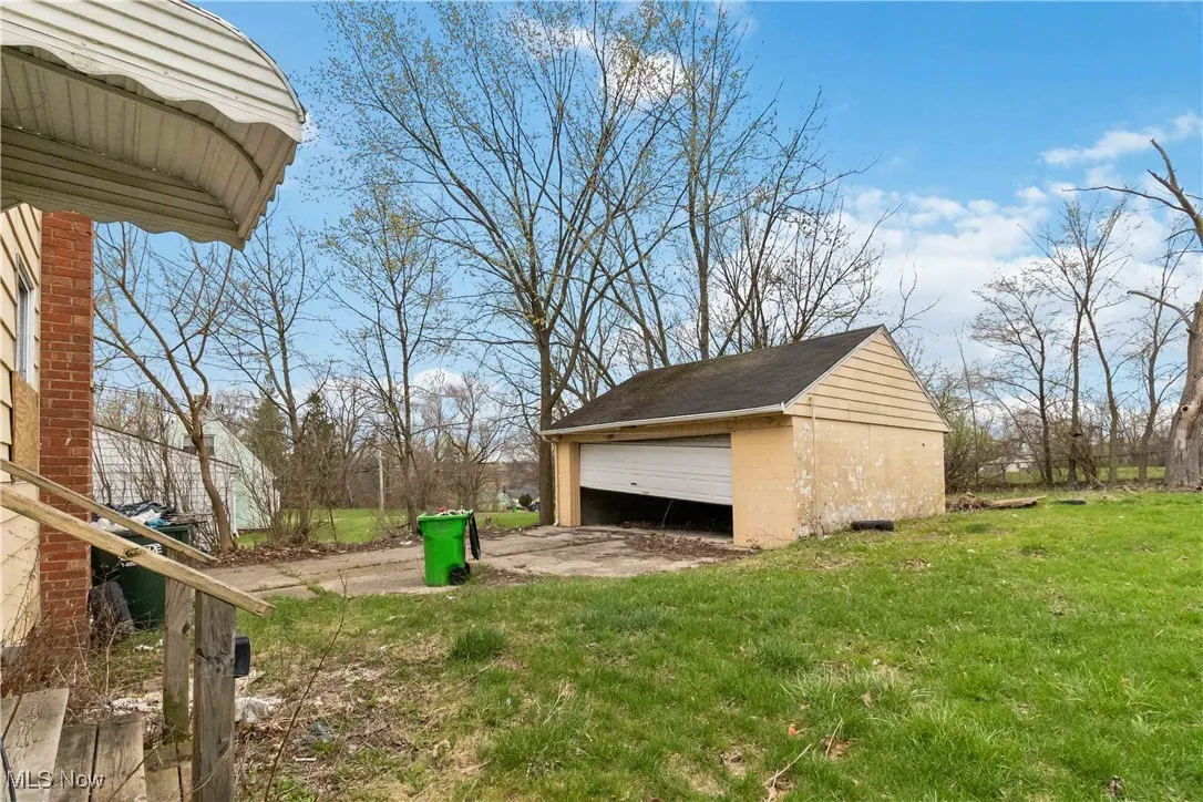 View of yard featuring a garage and an outdoor structure