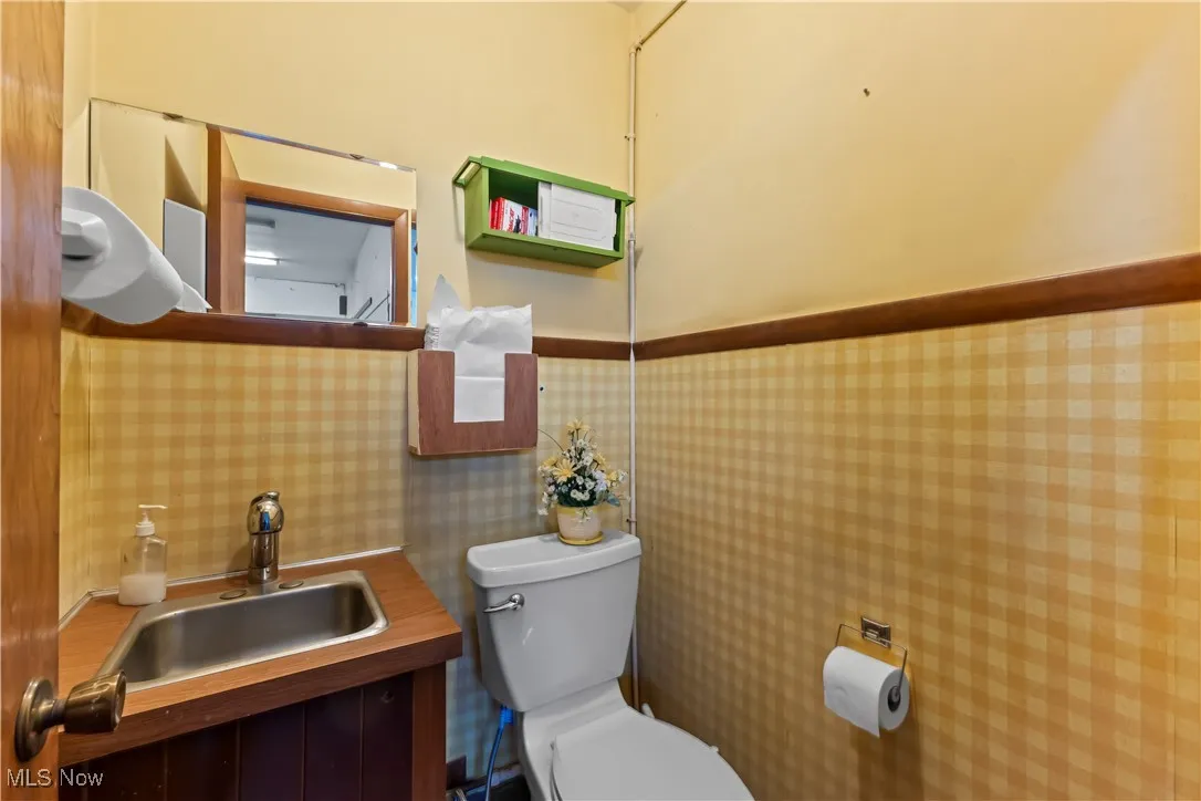 Half bathroom in the workshop