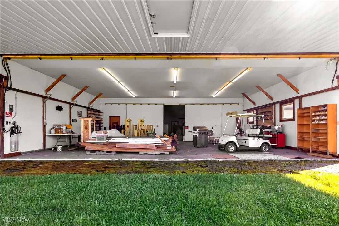 Airplane hangar/Workshop