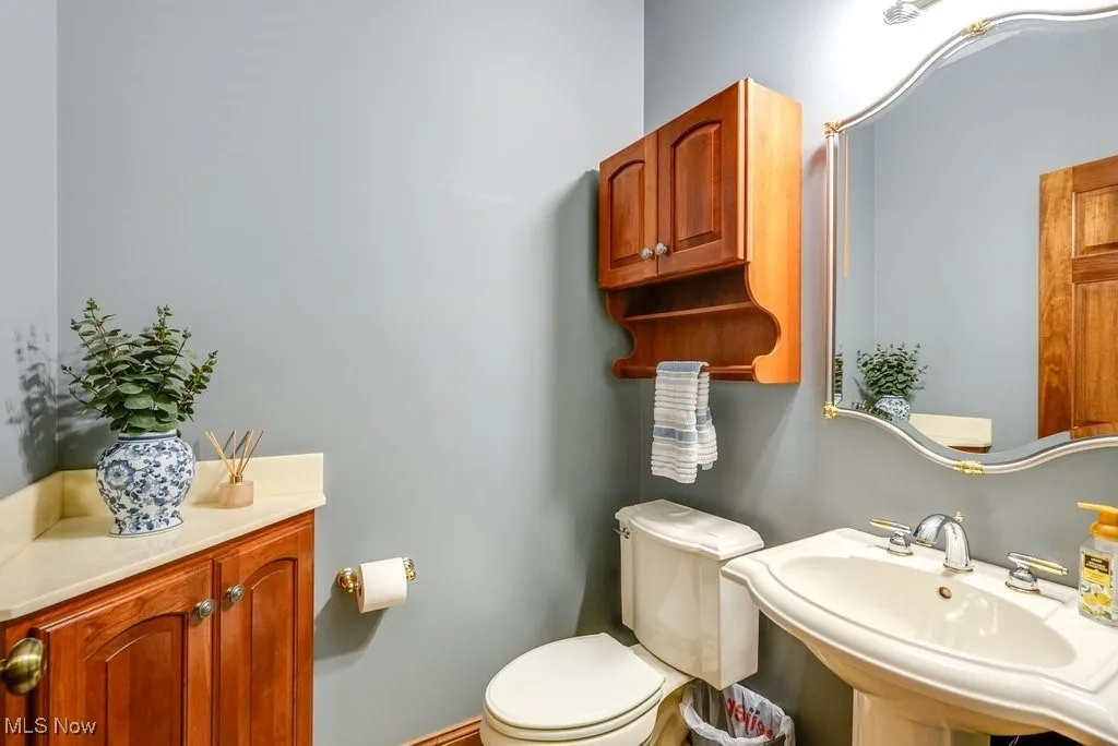 First floor 1/2 bathroom