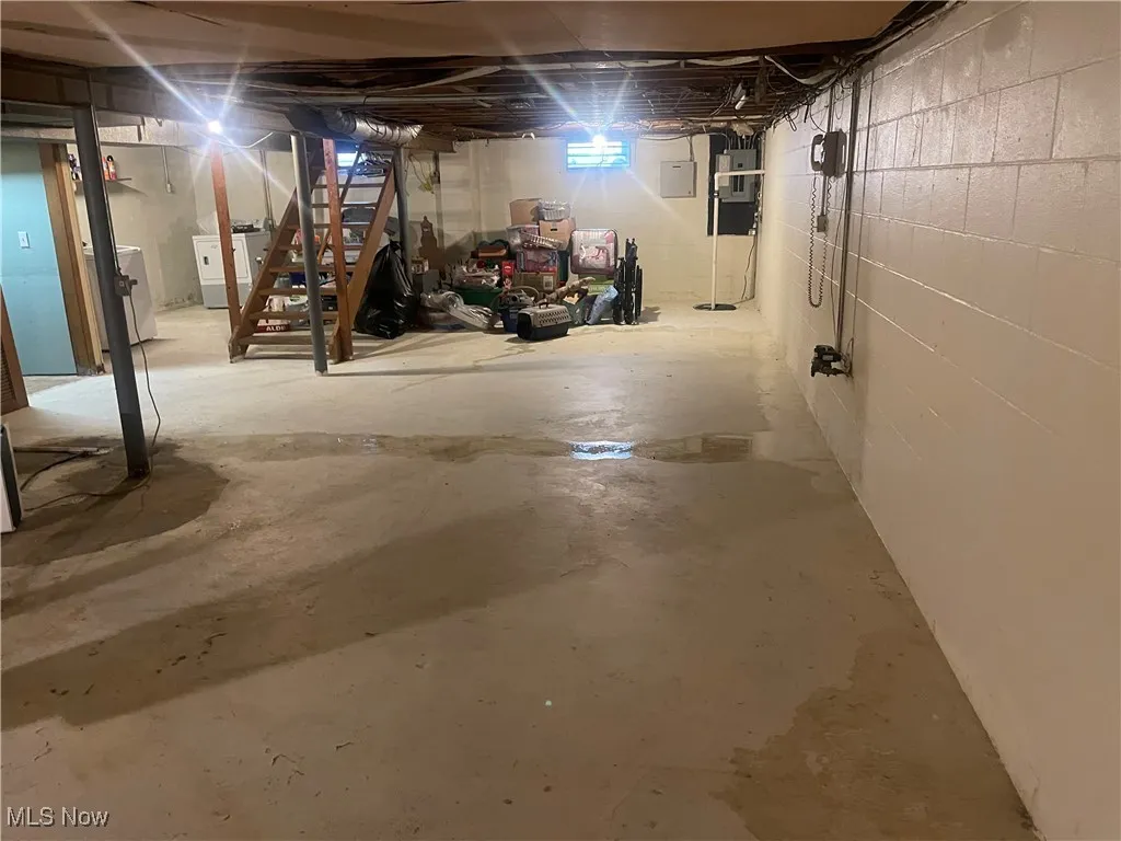 Unfinished basement with washer / clothes dryer