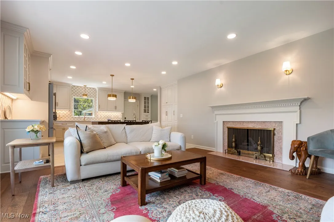 Living area with baseboards, wood finished floors, and recessed lighting