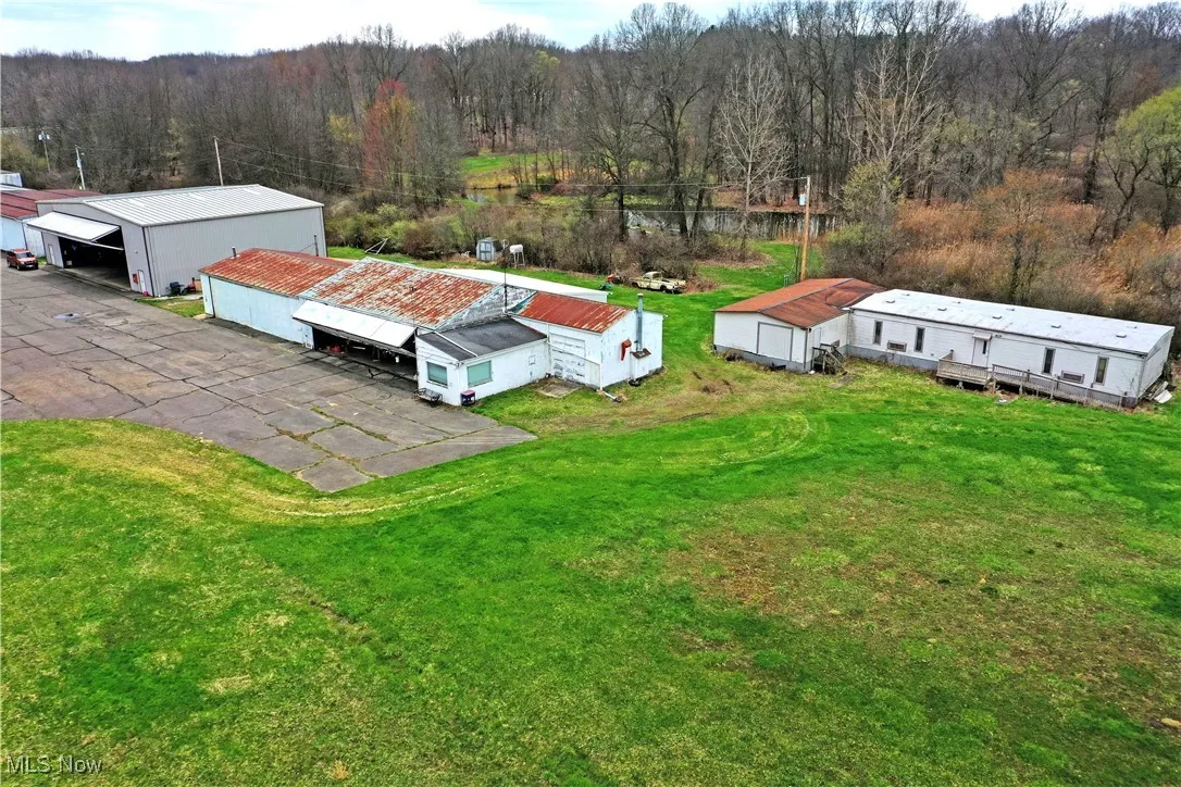 Birds eye view of property featuring a forest view