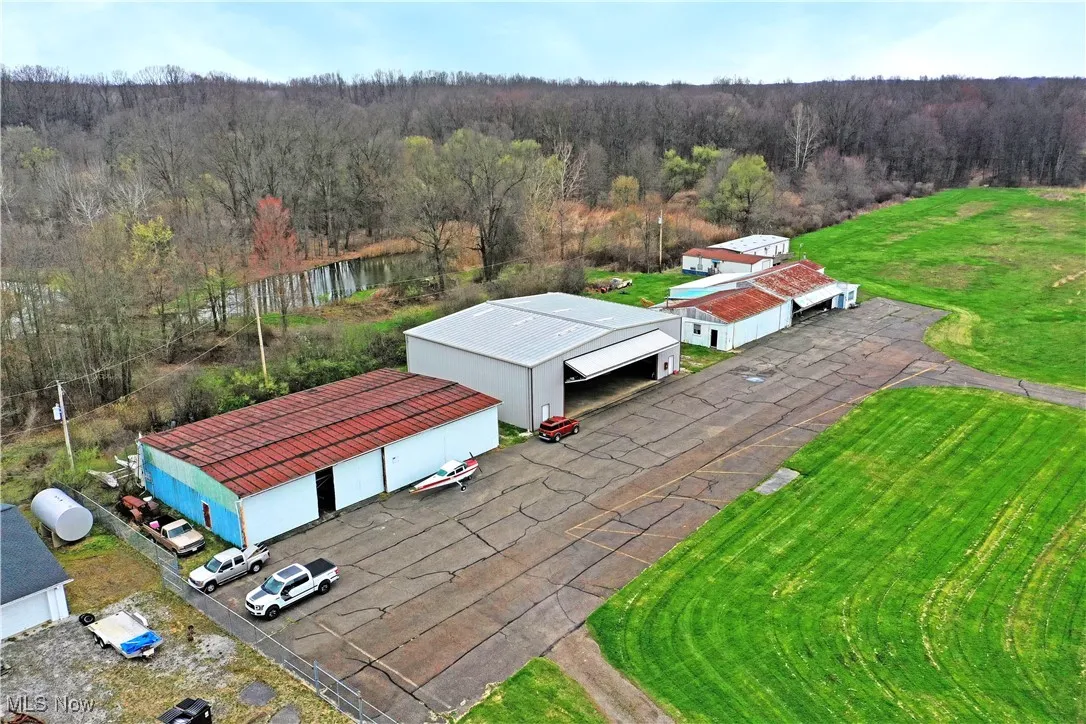 Birds eye view of property featuring a forest view