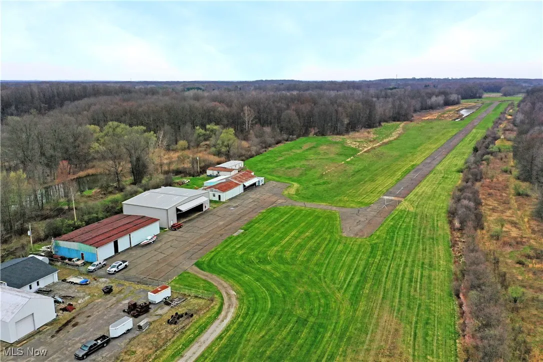 Bird's eye view with a view of trees and a rural view
