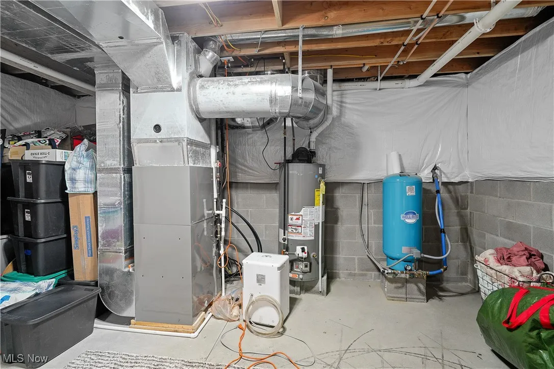 Utility room with heating unit and gas water heater