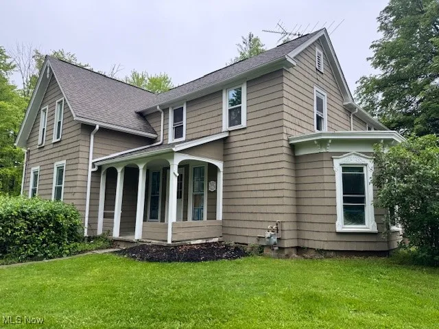 View fo front of the home and covered porch