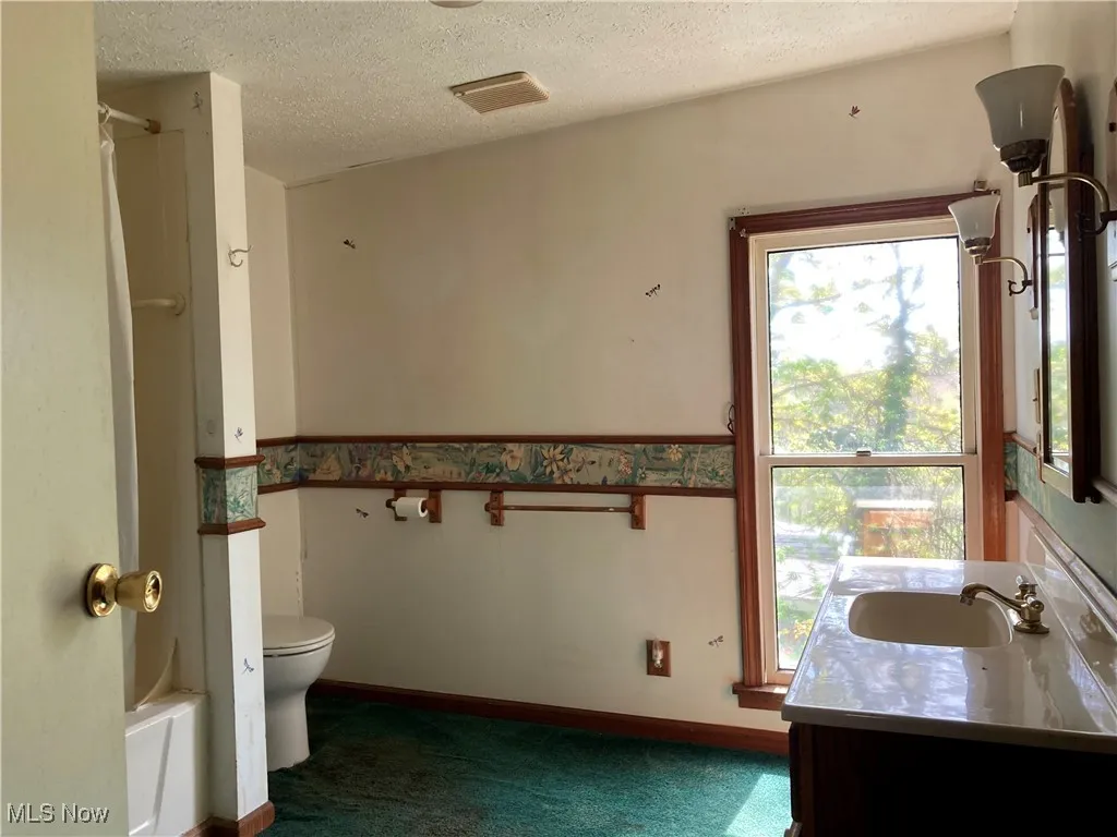 Upstairs Full Bathroom