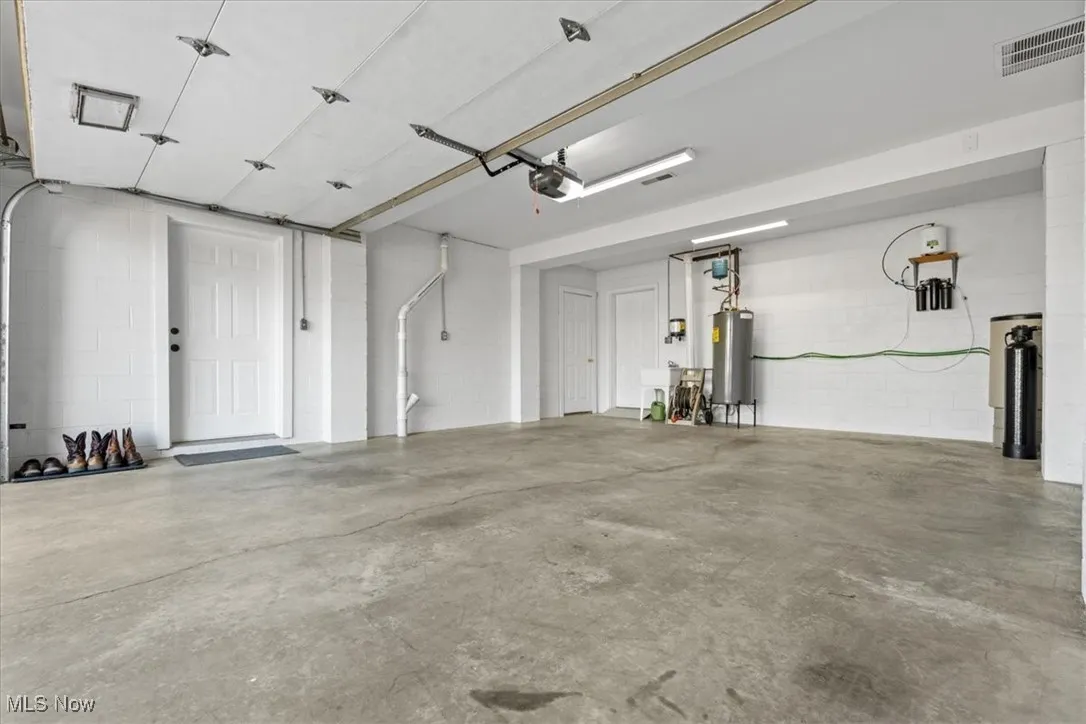Neat as a pin 2 car garage