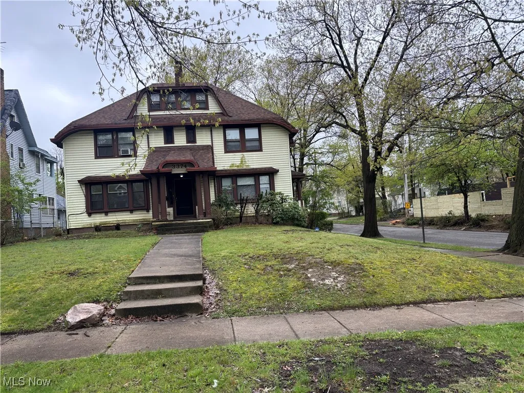 View of front of property featuring a front lawn