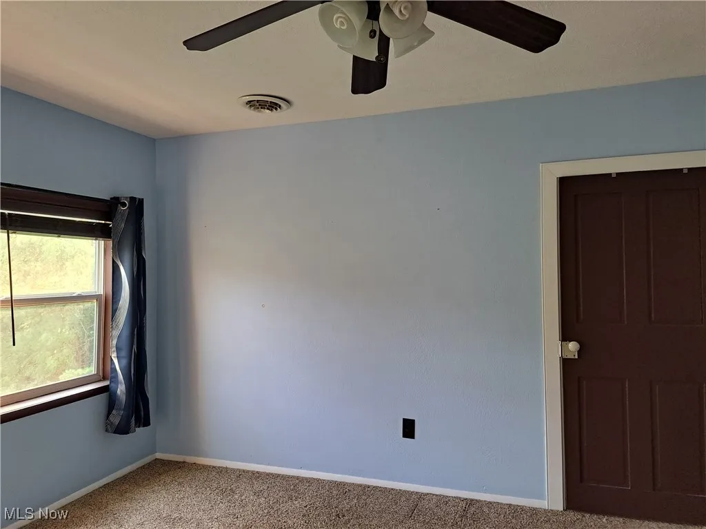 Unfurnished room with carpet flooring and ceiling fan