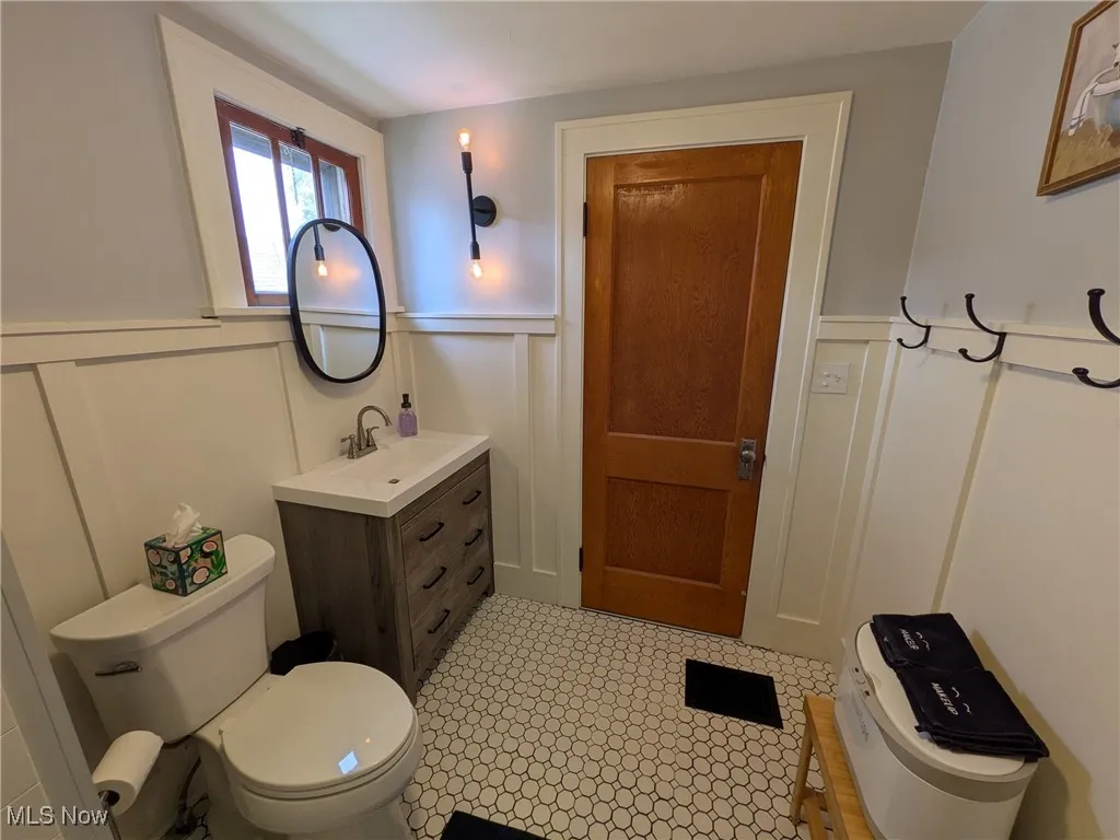 Up full bath, opposite view