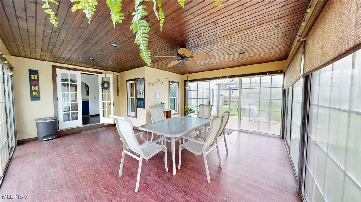 View of sunroom / solarium