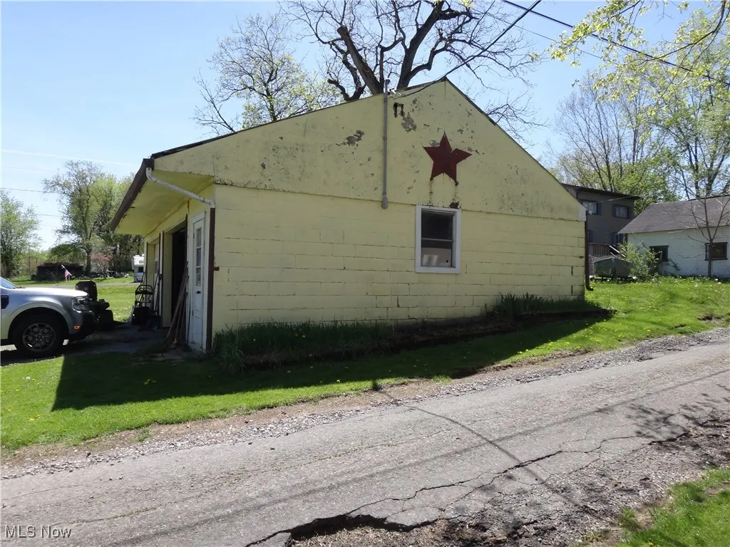 View of garage's exterior