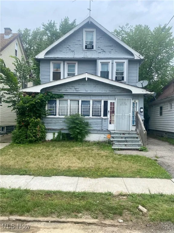 Traditional style home with entry steps, cooling unit, and a front lawn