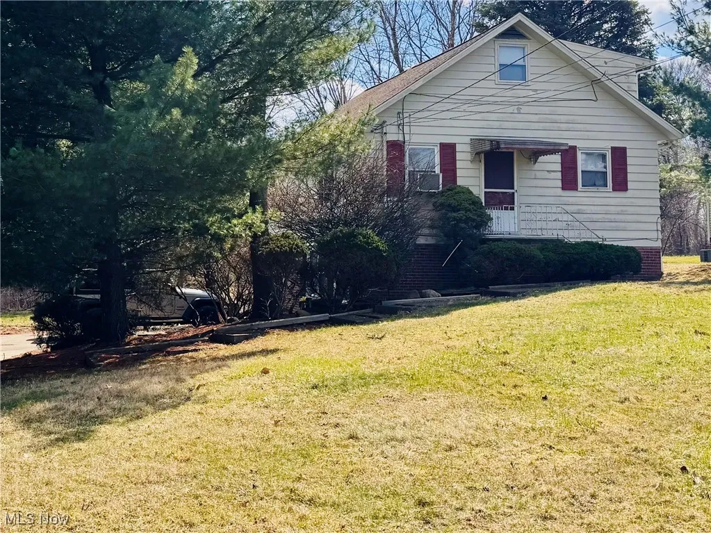 View of front facade with a front yard