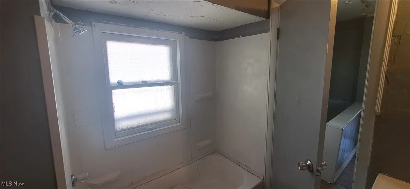 Bathroom with tub / shower combination
