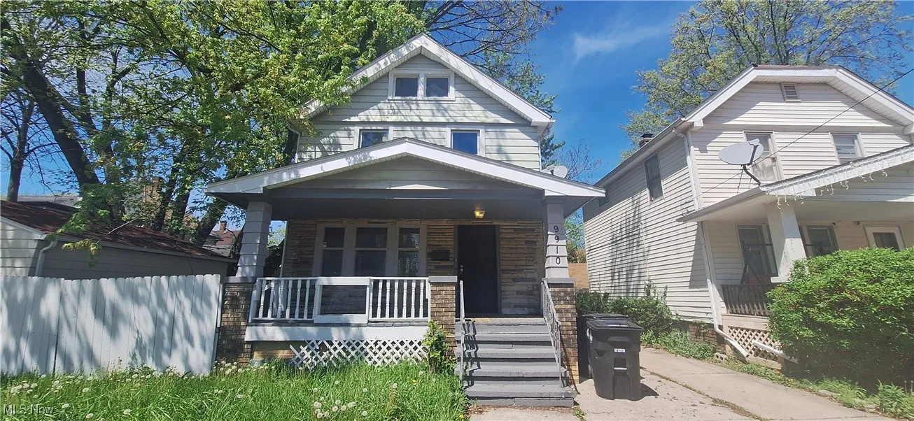 View of front facade with a porch