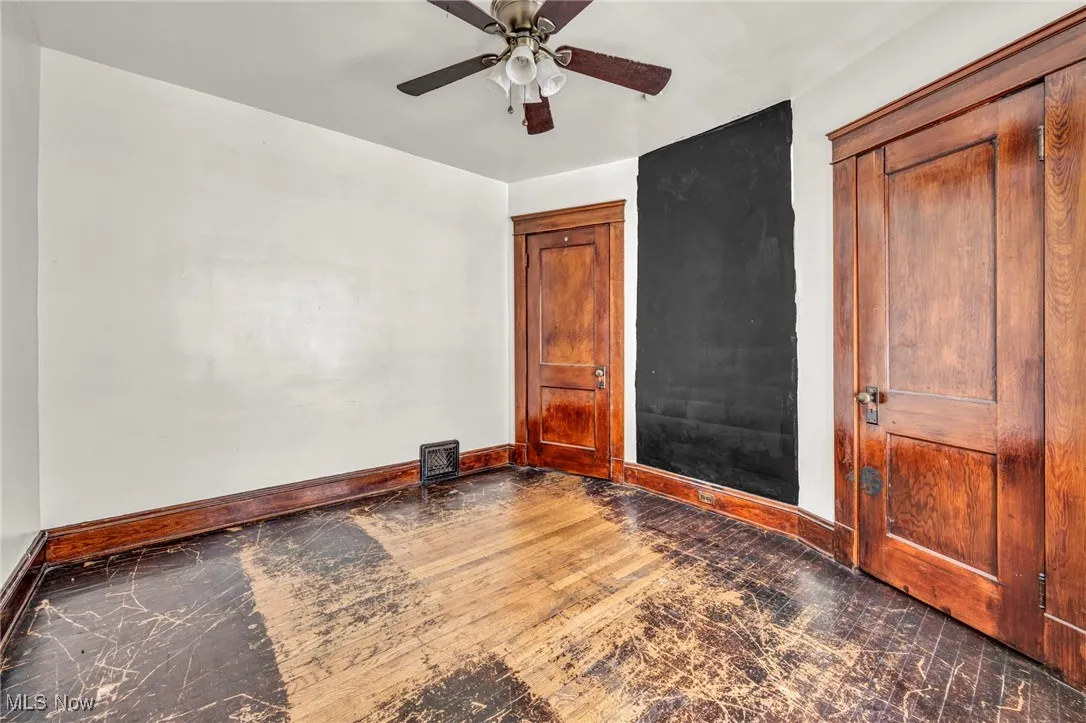 Unfurnished room featuring baseboards, a ceiling fan, and visible vents