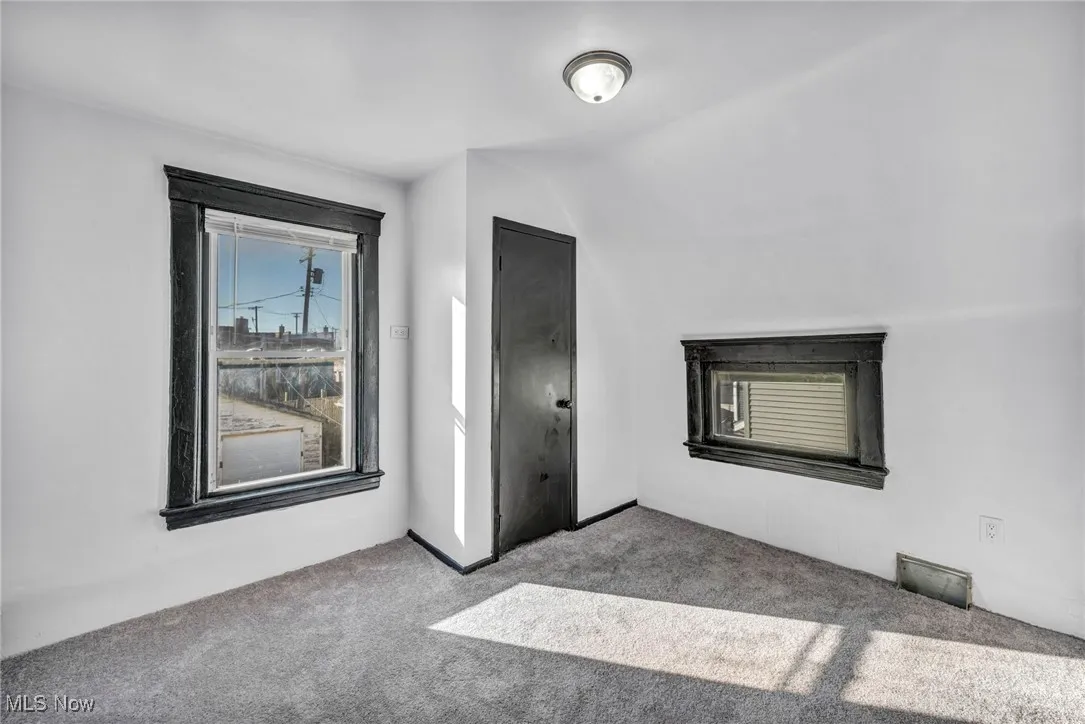 bedroom with carpet 
