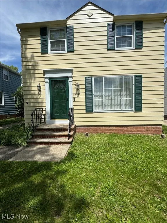 View of front of house featuring a front yard