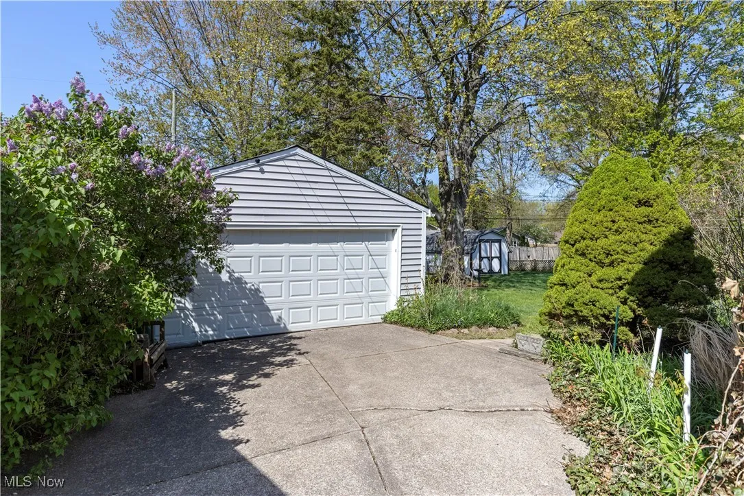 Detached garage featuring a​​‌​​​​‌​​‌‌​‌‌​​​‌‌​‌​‌​‌​​​‌​​ shed