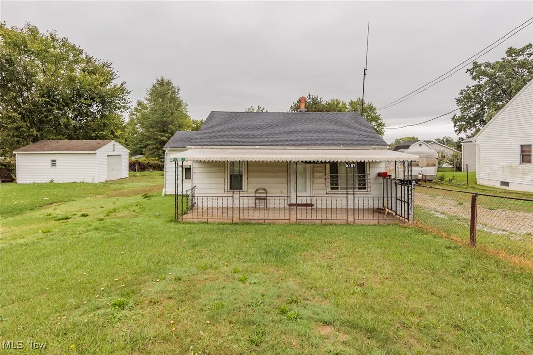 View of front facade with a front yard