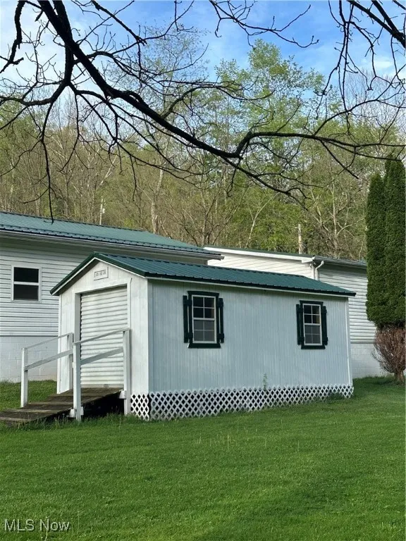 Additional storage building behind the garage