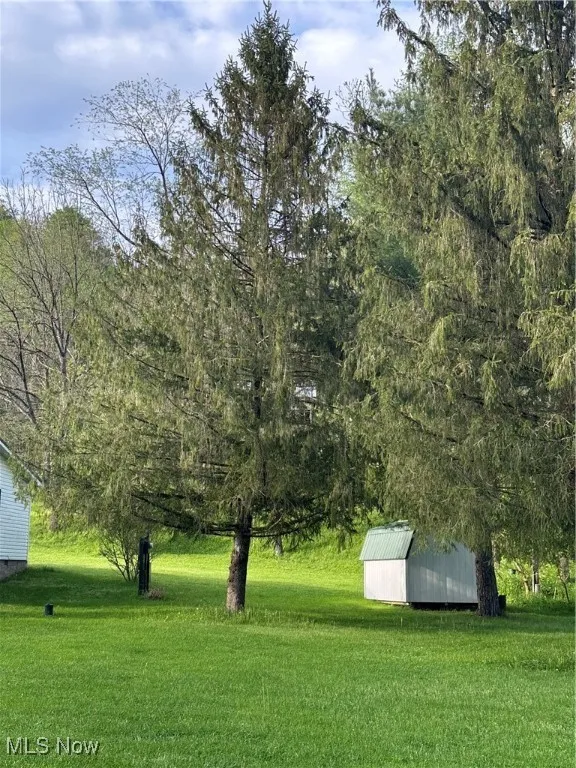 View of yard featuring an outbuilding