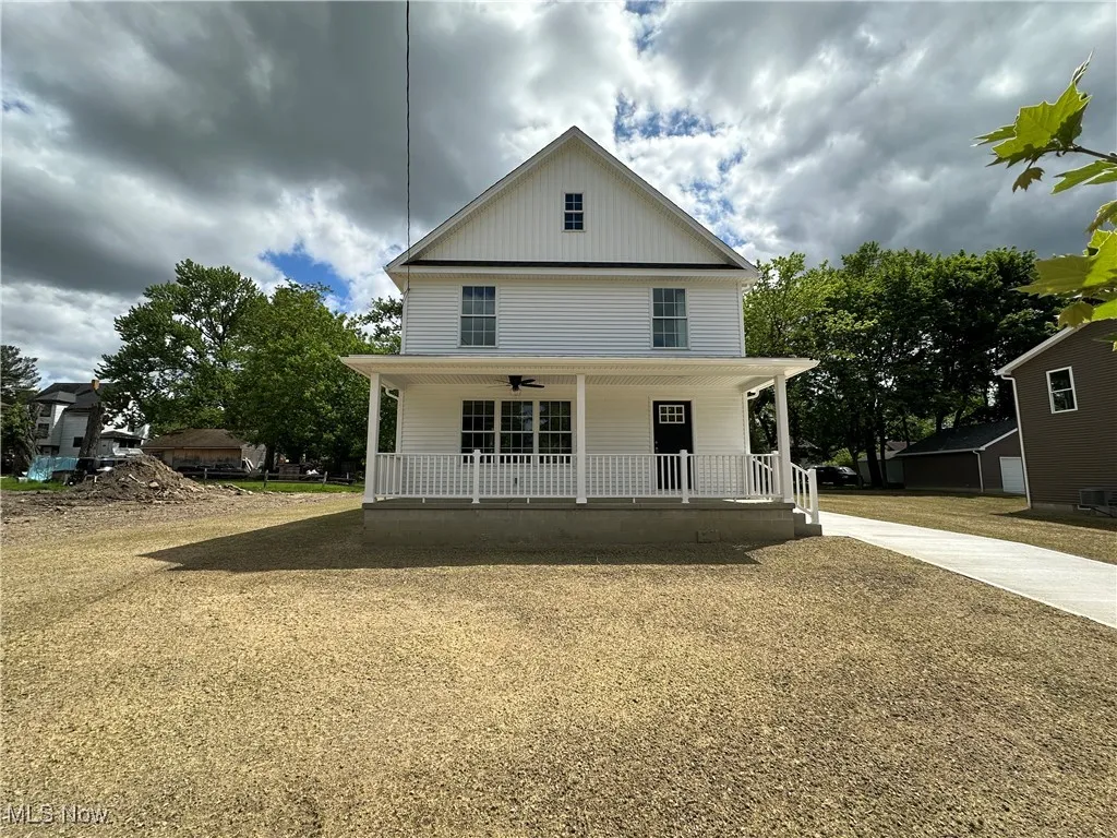 View of front of property featuring a porch and ceiling fan