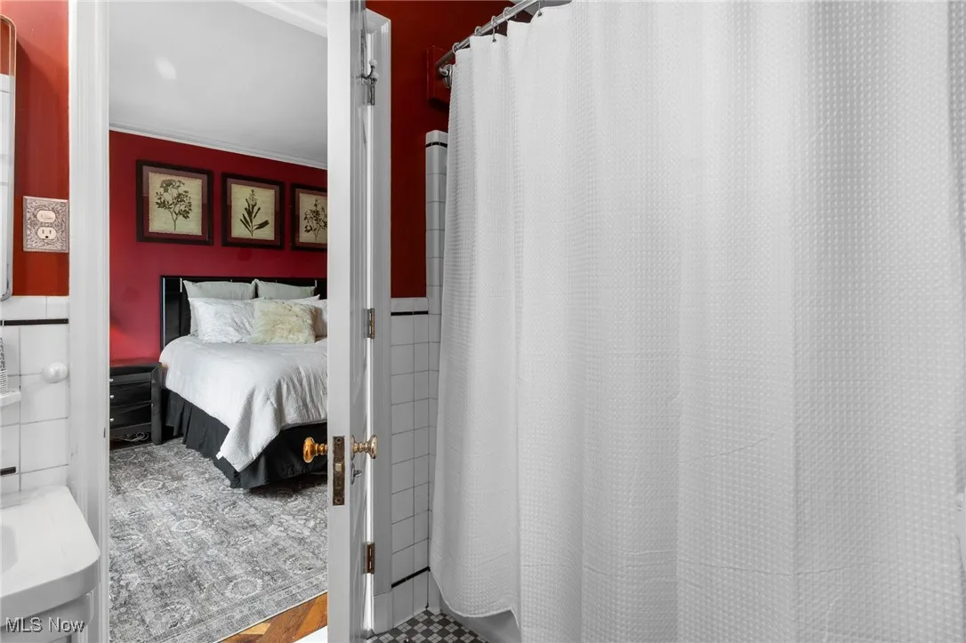 Full bath with crown molding and ensuite bathroom