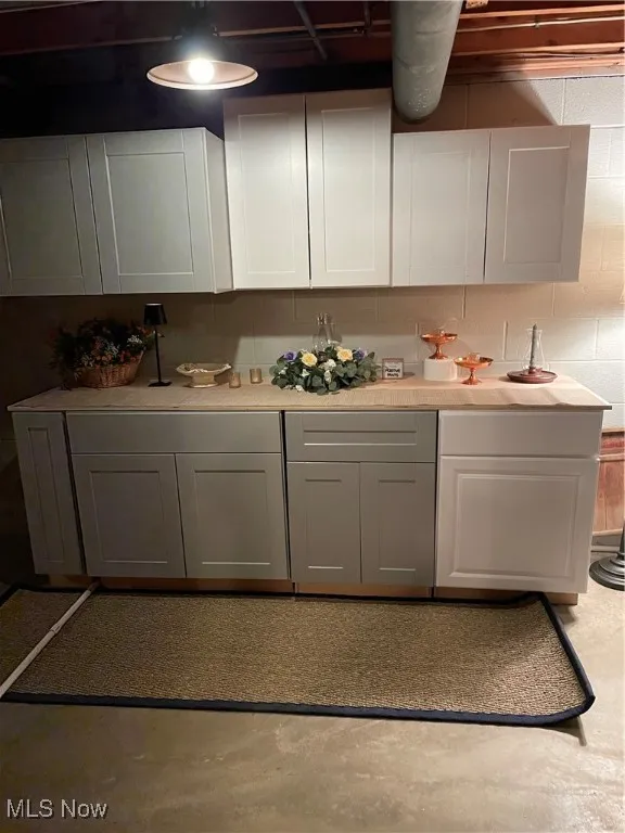 Folding station for laundry