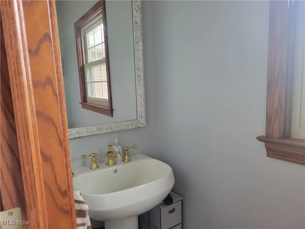 upstairs 1/2 bath