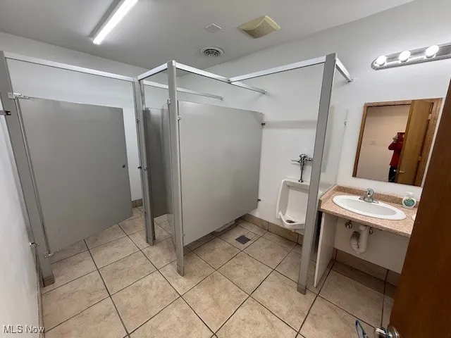 Men Bathroom (first floor)
