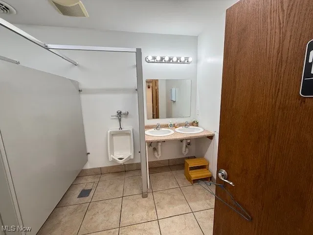Bathroom (2nd floor)