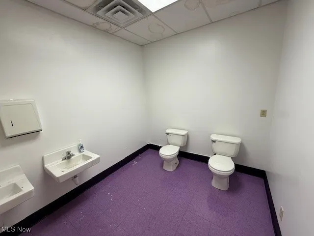 Nursery bath (2nd floor)
