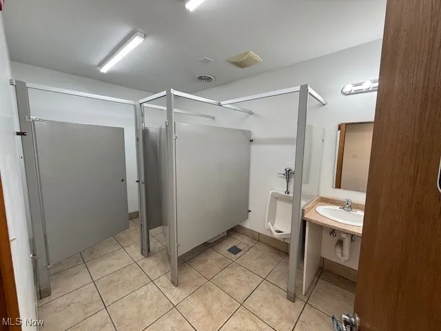 Bathroom (2nd floor)