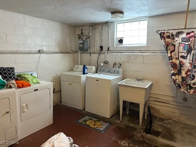 Laundry room with independent washer and dryer