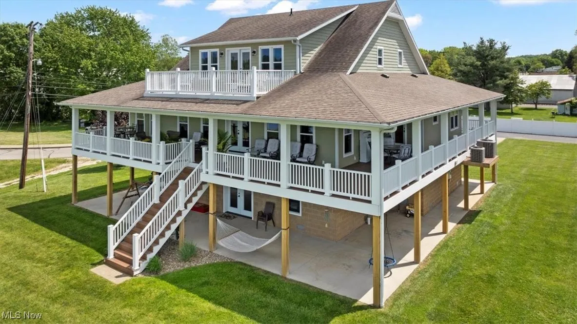 Expansive composite decking around the house