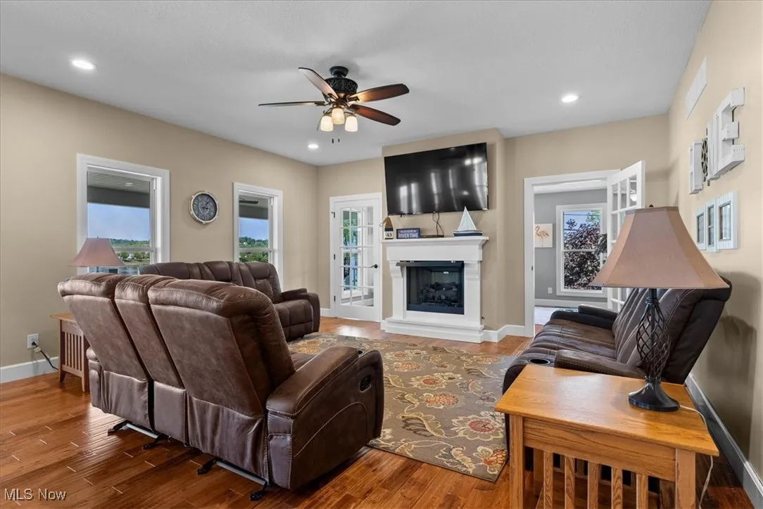 Living room connects to the morning room