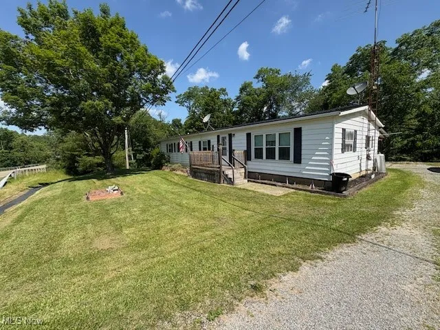 Manufactured / mobile home featuring a front lawn