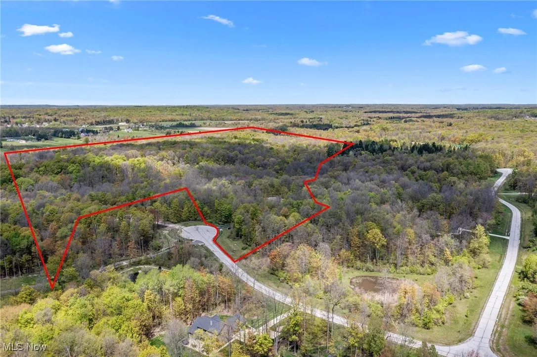 View of property location featuring a heavily wooded area and property boundaries highlighted