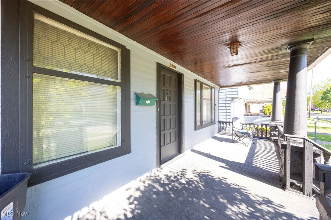 Front Deck/ Wooden deck with a porch