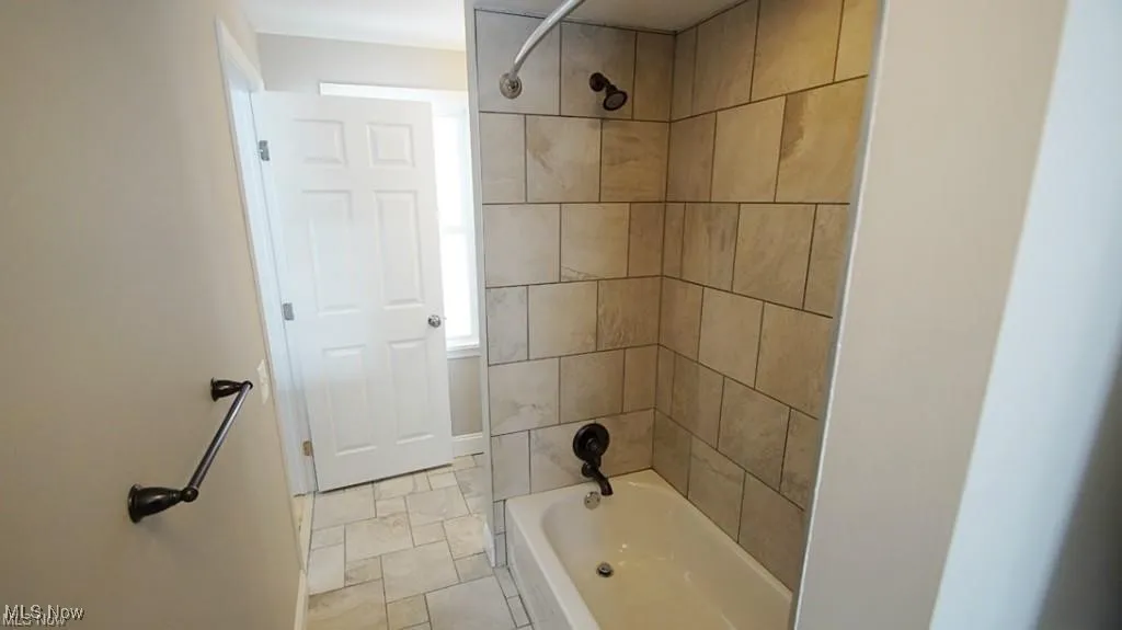 Guest-Suite Bathroom