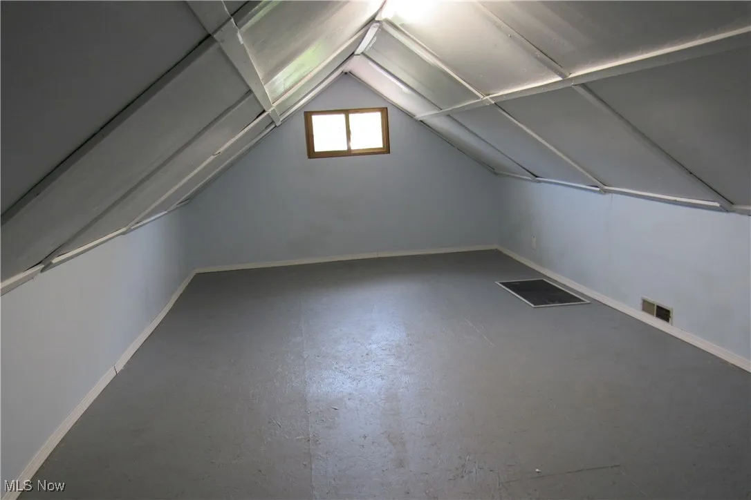 Bonus room upstairs, lofted ceiling