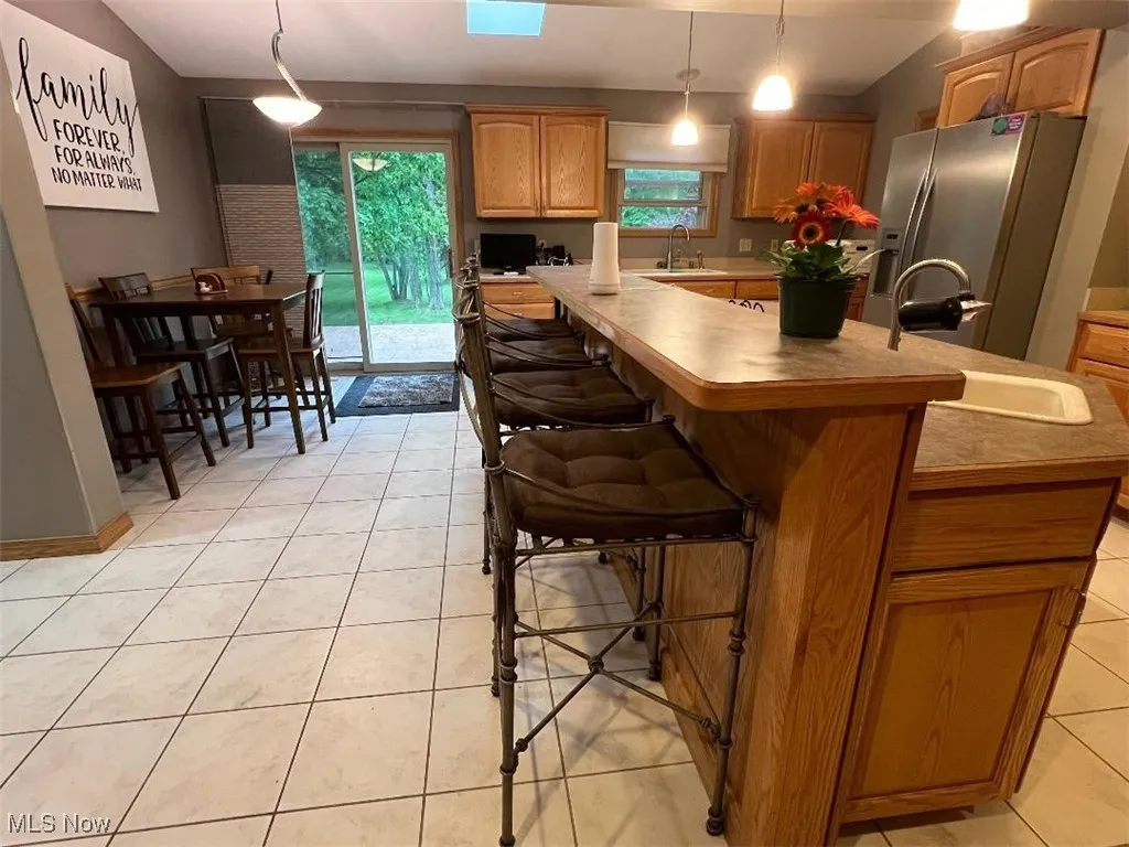 Seating for 4 or 5 at the breakfast bar!